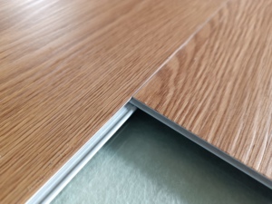 Suelo SPC de Núcleo Rígido de 7mm y 8mm con Acabado de Nogal y Superficie de Cristal, Resistente al Agua, Duradero, de Lujo, con Sistema de Clic - Product Image 3