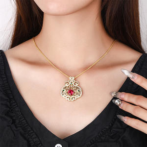 Collier pendentif porte-bonheur chinois ajouré fait main, élégant et écologique, avec insert en cuivre et zircone cubique rouge <span class=keywords><strong>de</strong></span> 9 mm - Product Image 5
