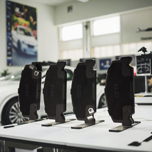 Pastillas de freno semimetálicas duraderas para piezas de automóviles: embalaje de marca y rendimiento confiable para <span class=keywords><strong>Toyota</strong></span> <span class=keywords><strong>Corolla</strong></span> <span class=keywords><strong>2023</strong></span> Chery Tiggo T11 - Product Image 1