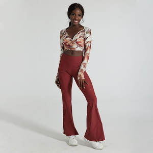 Conjunto de yoga envolvente de manga larga personalizable con pantalones acampanados de cintura alta para gimnasio y fitness OEM Activewear - Product Image 3