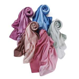 Malasia Venta caliente Color Ombre Bandanas étnicas Poliéster sólido Gradiente Hijab Bufandas Chales para mujeres musulmanas al por mayor - Product Image 1