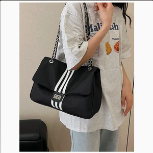 Bolso de Hombro de PU Negro para Mujer, Estilo de Dibujos Animados, con Patrón de Rayas, Correa de Cadena, Cierre de Cremallera, Bolso de Mano Moderno para Uso Diario - Product Image 3