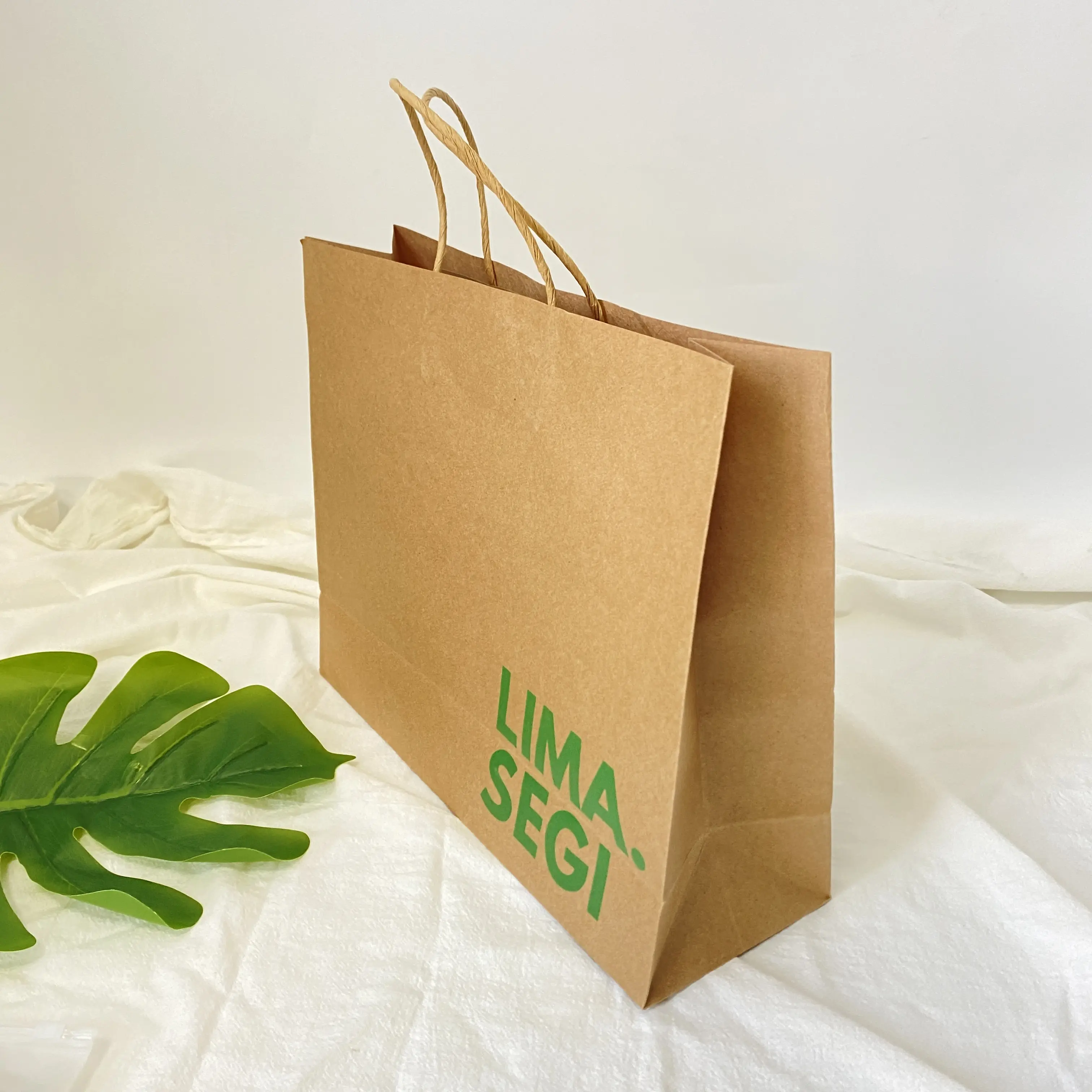 การขายส่งถุงช้อปปิ้งกระดาษราคาถูกจากผู้ผลิต ในสต็อกถุงกระดาษคราฟท์ในประเทศจีน