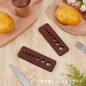 Outil manuel multi-pores pour enlever les tiges des légumes, pour une utilisation en cuisine - Product Image 2