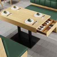 Chaise en bois massif au design moderne, porte-cartes en rotin tressé, table basse, café, restaurant, restauration, utilisation en extérieur