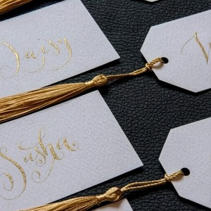 <span class=keywords><strong>Segnaposto</strong></span> Personalizzato con Stampa a Caldo in Oro e Nappa Dorata per Elegante Decorazione Tavoli Matrimoniali - Product Image 3