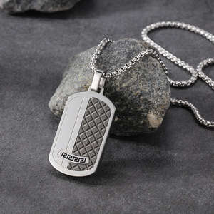 Collar con Colgante de Acero Inoxidable Impermeable y Antideslustre con Patrón de Rejilla Estilo Gran Muralla China Hip Hop 2026 para Hombre - Product Image 3