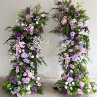Arche florale de mariage en corne brisée rouge bordeaux et verte, idéale pour les propositions de mariage, les événements et la décoration de fêtes.