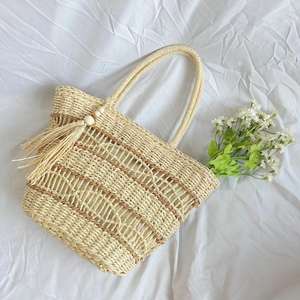 Bolso Tote Bohemio de Paja Tejida, Forma Trapezoidal, Beige Marrón Claro, Diseño Calado con Borlas - Product Image 1
