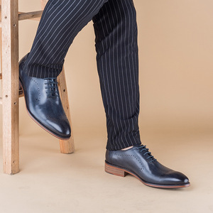 Bottes Chelsea en cuir pour hommes, en cuir de vachette, style formel professionnel, bottes Martin en cuir gravé de style anglais - Product Image 5