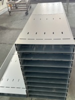 Chemin de câbles perforé en acier galvanisé à grande portée pour projets de câblage électrique extérieur de centrales électriques et centres de données, tailles personnalisées