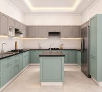 Armoires de cuisine bicolores, vert sauge et gris, armoire de cuisine modulaire en forme de U avec comptoir en quartz noir