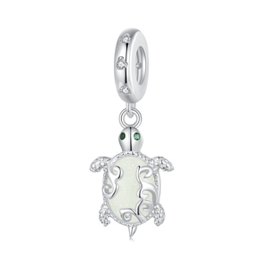 Breloque tortue plaquée argent avec incrustation d'opale et yeux verts, pendentif animal mignon pour cadeau unisexe - Product Image 1