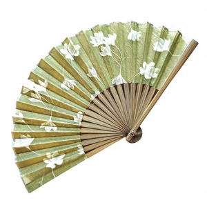 Éventail pliant artisanal en bois naturel, motif floral moderne peint, pompon vert, objet d'art de collection, décoration de mariage, cadeau - Product Image 1