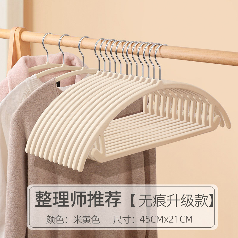 Percha para ropa de adulto semicircular color hueso con flocado.