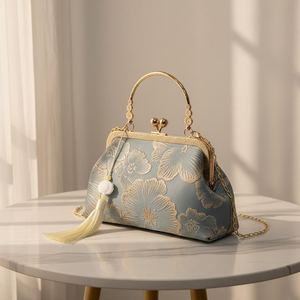 Pochette à bijoux carrée légère brodée à la main, style floral en soie, design artistique, taille personnalisée, haute qualité - Product Image 4
