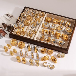 Pendientes de moda yunnique de acero inoxidable chapados en oro de 18 quilates con diseño geométrico de corazón, joyería para mujer - Product Image 1