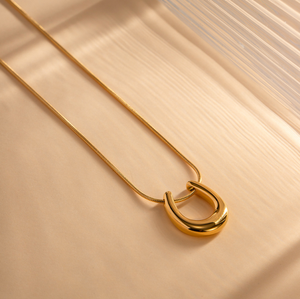 Vente en gros de colliers à pendentifs personnalisés pour sabots de chevaux colliers à pendentifs en forme de U plaqués or 18 carats - Product Image 4