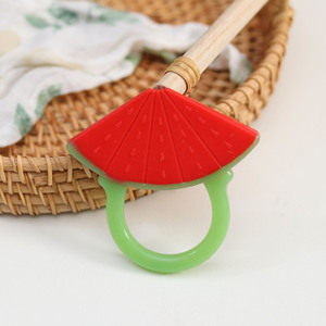 <span class=keywords><strong>Anneau</strong></span> <span class=keywords><strong>de</strong></span> <span class=keywords><strong>dentition</strong></span> personnalisé en silicone souple sans BPA pour bébés jouets <span class=keywords><strong>de</strong></span> <span class=keywords><strong>dentition</strong></span> pour bébés nourrissons à mâcher <span class=keywords><strong>anneau</strong></span> <span class=keywords><strong>de</strong></span> chaîne <span class=keywords><strong>de</strong></span> <span class=keywords><strong>dentition</strong></span> apaisant 100% <span class=keywords><strong>de</strong></span> qualité alimentaire - Product Image 3