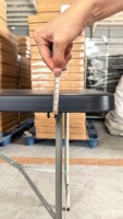 Table pliante rectangulaire blanche en HDPE moulé par soufflage avec pieds en acier pour les dîners et les événements en plein air