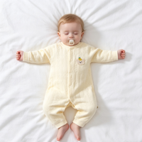 Combinaison bébé en coton rembourrée ODM OEM avec applique ours mignon, manches longues, fermeture à pression sur le devant, body pour nouveau-né, vêtements chauds pour bébé en automne