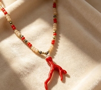 Collier Bohème Tendance en Laiton Plaqué Or avec Perles en Résine Acrylique et Pierres Naturelles, Corail Ivoire, Idéal pour la Plage et le Bord de Mer