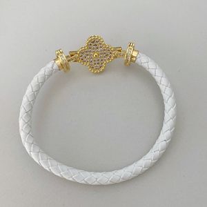 Bracciale in Pelle con Quadrifoglio Placcato Oro 18K in Stile Europeo e Americano, Gioielli all'Ingrosso - Product Image 5