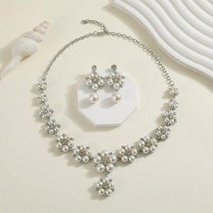 Женские серьги с золотым кулоном - Product Image 5