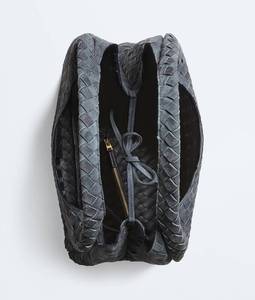 Sac à bandoulière Bottega BV Travel Campana avec silhouette archivistique en cuir intrecciato souple et fermeture à nouer Veneta - Product Image 3