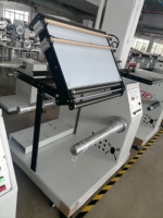 Machine à rembobiner les rouleaux équipée d'un système de guidage automatique et d'un redresseur de déviation, spécialisée pour le contrôle qualité des rouleaux de film d'étiquettes