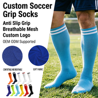 Chaussettes de football en gros antidérapantes respirantes en tricot fin style sport tissu antibactérien avec logo personnalisé sur le bord
