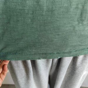 เสื้อยืดวินเทจผู้ชายแบบกำหนดเอง เสื้อยืดโอเวอร์ไซส์สีซีดแบบทำเก่า เสื้อยืดผ้าฝ้ายสลับสีแบบฟอกกรด - Product Image 4
