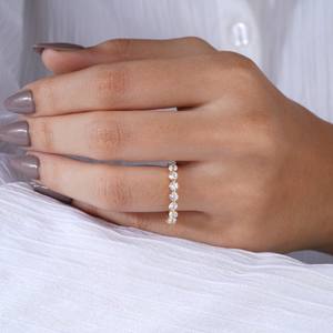 Elegante Anillo de Banda de Cristal con Corte Redondo Chapado en Oro para Mujer, Joyería Minimalista para Boda, Aniversario, Compromiso, Uso Diario, Regalo - Product Image 1