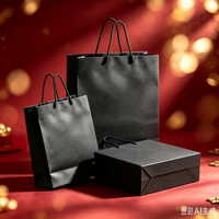 Sac en papier noir de luxe pour boutique de Noël avec logo imprimé personnalisé, idéal pour l'emballage de vêtements et de chaussures