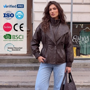 Giacca in Ecopelle <span class=keywords><strong>Marrone</strong></span> <span class=keywords><strong>Scuro</strong></span> con Vita Elasticizzata e Collo Oversize Stile Moto per Donna - Product Image 1