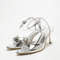 Élégantes sandales argentées métallisées à bout ouvert pour femme, avec décor floral, talons aiguilles, bride cheville, chaussures de soirée et de mariage