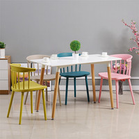 Chaises et table en plastique d'extérieur, design moderne, mobilier minimaliste, chaises d'hôtel, gris clair et brun foncé, chaise de salle à manger bon marché