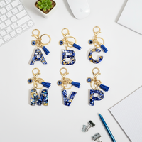 Porte-clés en résine bleue œil de diable avec pompon pour femmes, légers et créatifs, 26 lettres initiales anglaises, cadeaux d'affaires en gros