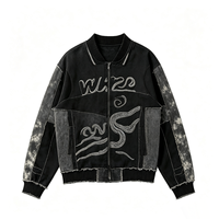 Veste noire délavée à panneaux, broderie filigranée, motif tourbillon, bords effilochés, poignets et ourlet côtelés, fermeture éclair, style streetwear