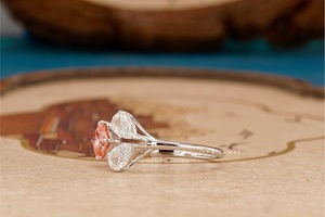 Elegante Anillo de Diamantes con Tres Piedras, Joyería Hecha a Mano, Diamantes Brillantes, Diseño Atemporal, Perfecto para Compromisos y Ocasiones Especiales - Product Image 6