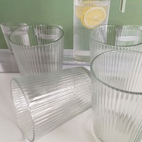 Ensemble de 5 pièces : Carafe à eau froide à motifs verticaux, théière simple en verre avec couvercle et poignée, pichet à jus en verre, verres à eau en verre
