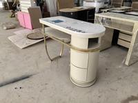 Meubles de salon de beauté et de spa modernes et luxueux avec plateau en marbre, bureau pour technicien en ongles, table de manucure, ensemble table et chaise pour ongles