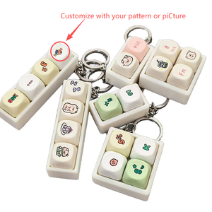 漫画風キュートスタイル昇華型ミニキーキャップキーホルダー アニメスピナーおもちゃキーホルダー 環境に優しい販促ギフト - Product Image 1