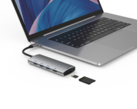 Hub USB-C 7-en-1 personnalisé avec lecteur de carte pour projecteurs, tablettes, moniteurs et ordinateurs portables (en stock)