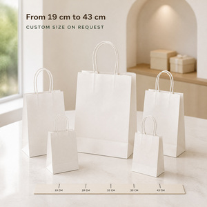 Bolsa de Regalo Mini Navideña de Papel Verde con Diseño de Árbol en Lámina Dorada, Asas Retorcidas, Embalaje Ecológico para Regalos - Product Image 6