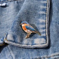 Broche de esmalte realista de pájaro azul en rama, broche de pájaro silvestre