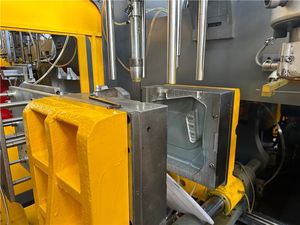 Machine de soufflage par extrusion en vente pour la production de barils d'eau, fûts chimiques, conteneurs d'huile et produits flottants creux - Product Image 3