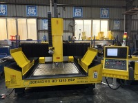 Machine de gravure CNC à portique 3 axes à broche unique NC Studio pour enseignes publicitaires métalliques, plaques en aluminium et laiton, moteur et pompe