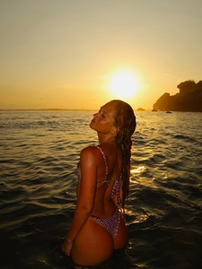 Costume da bagno due pezzi con stampa retrò a cerchi, design personalizzato, top a triangolo con allacciatura al collo e slip a perizoma con laccetti laterali, dettagli dorati - Product Image 2