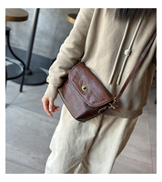 Tas Selempang Kulit Asli Logo Kustom, Tas Messenger Kulit Sapi Vintage dengan Tutup Lipat dan Tali Pengikat yang Dapat Disesuaikan untuk Perjalanan Sehari-hari Wanita